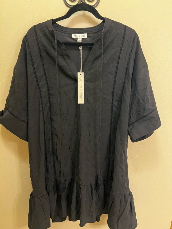 She + Sky Dresses & Skirts - She + Sky Black Short Sleeve Textured Tunic with Ruffle Hem